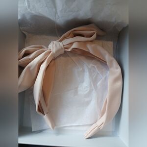 New Kristin Ess Cute Knotted Satin Headband in Blush